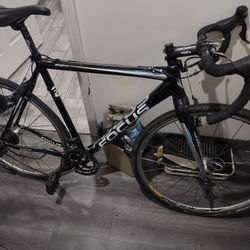 black aluminum Focus Mares AX 2.0 cyclocross bike. 