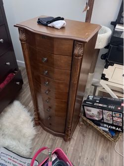 Jewelry chest