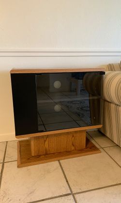 Tv stand,good conditions,height 29”,long 28”,and wide 15 1/2,obo30
