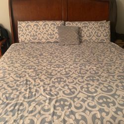 Elegant King-Size Wooden Bed Frame with Curved Headboard - Excellent Condition