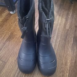 Brand new youth snow boots  sz 4