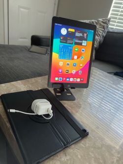 iPad 6th generation 32GB cellular (case + charger)