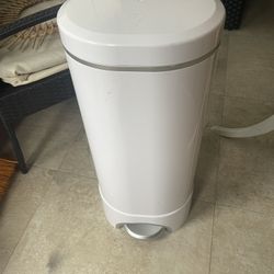 Cubo de pañales Baby Step Powered by Arm & Hammer, blanco
