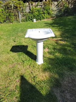 Pedestal Lavatory