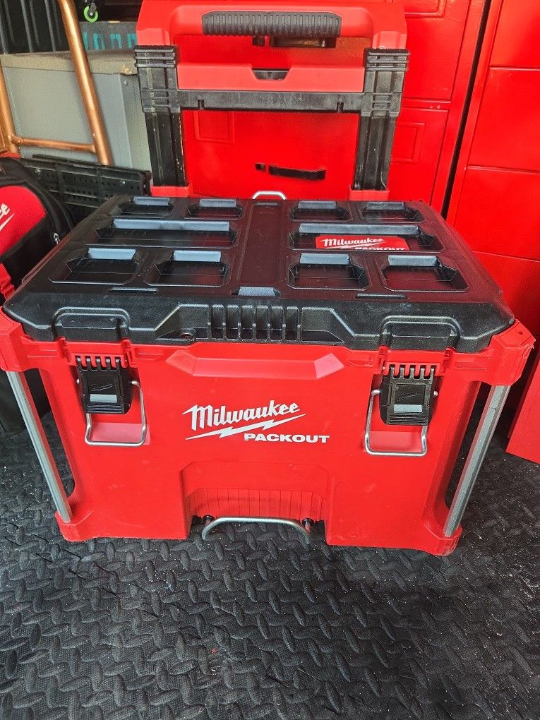 Milwaukee Packout 22 In Rolling Tool Box