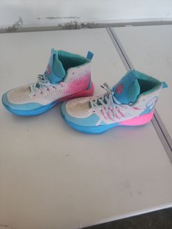 Basketball shoes