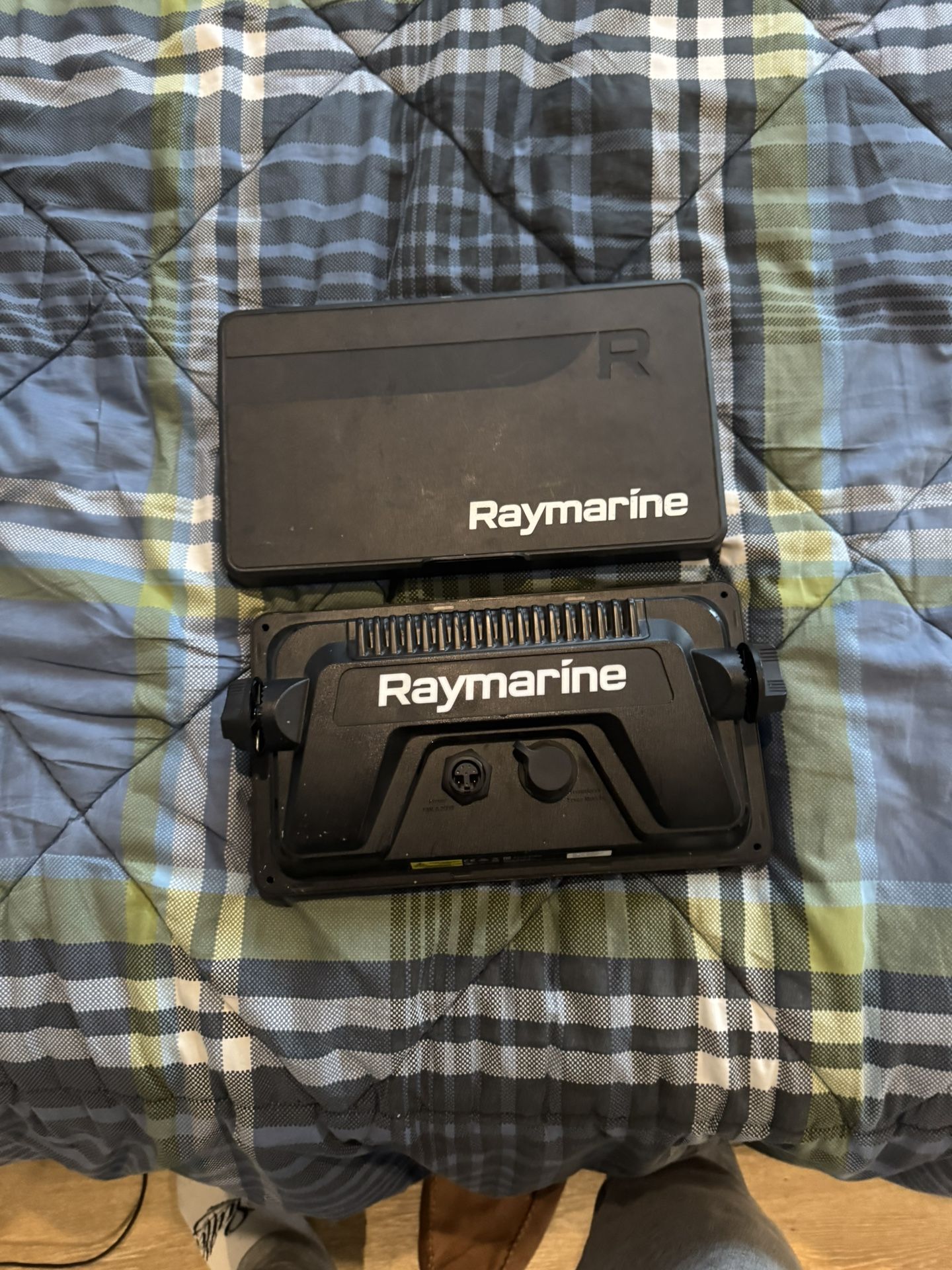 Raymarine Element 9 HV fishfinder with transducer and all connections