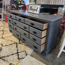 ✨✨GORGEOUS GRAY SOLID WOOD LONG 11 DRAWER DRESSER✨✨