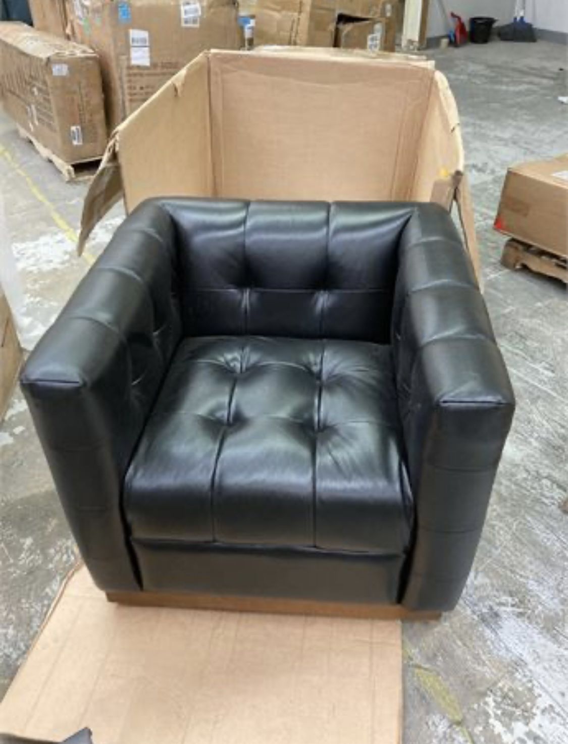 Gunther Black Genuine Leather Swivel Club Chair with Wooden Apron (SR) Sillón, Giratorio Nuevo