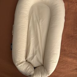 DockATot Deluxe+ (includes 2 covers)