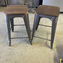 Set Of 2 Bar Stools With Top Wood Final Price $20