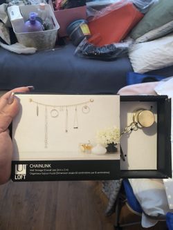 Jewelry hanger wall