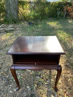 Vintage Wooden Queen Anne Style End Table