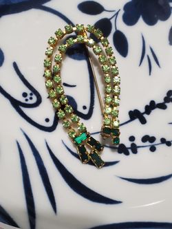 Vintage 1950s Peridot Emerald Green Rhinestone Ribbon Loop Brooch Gold Tone Pin