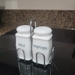Salz And Pfeffer Shakers