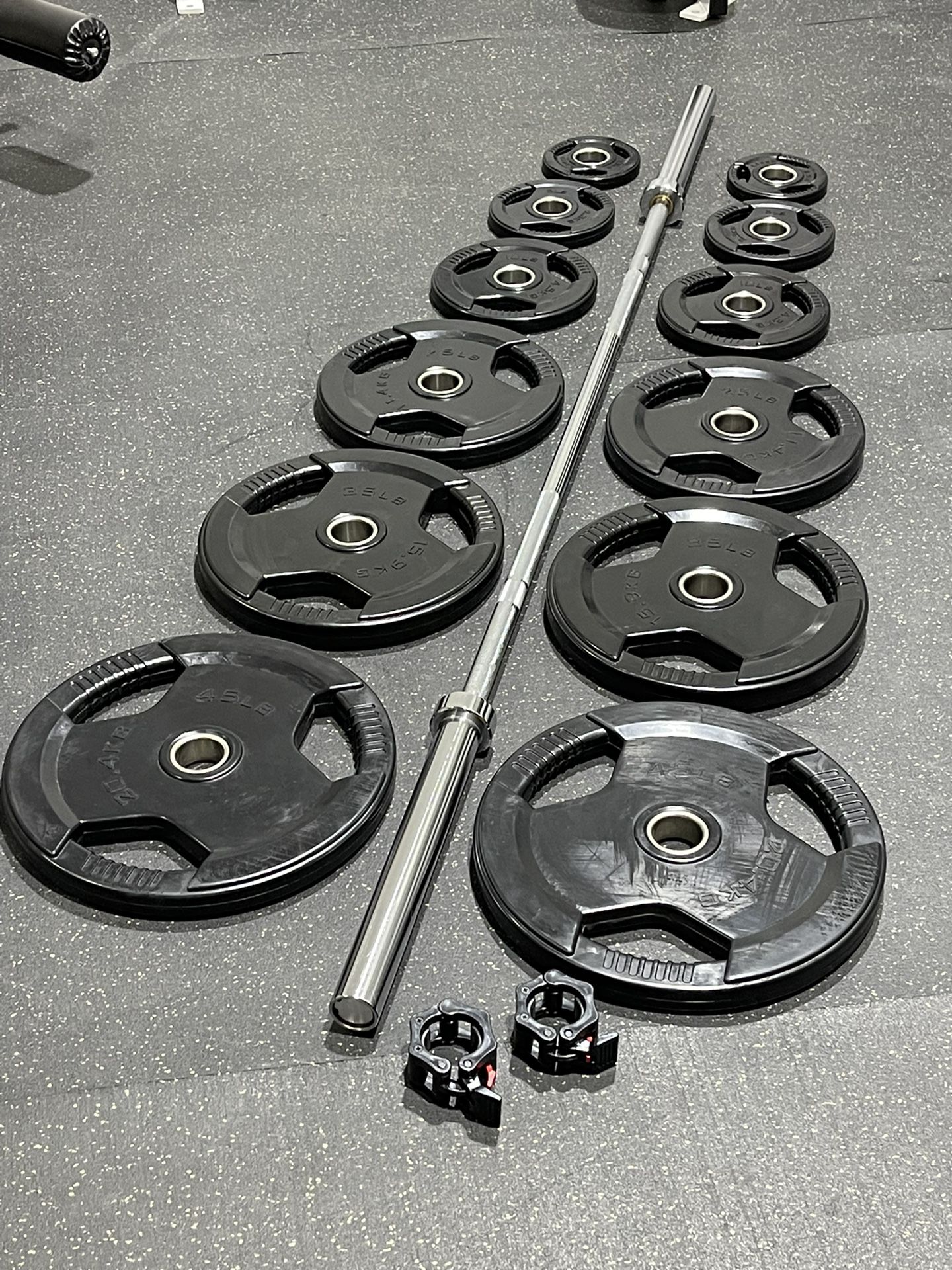 🔥New Renegade 300 Pound Rubber Olympic Grip Plate Set With Chrome Olympic Barbell 
