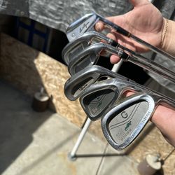Mixed golf iron set