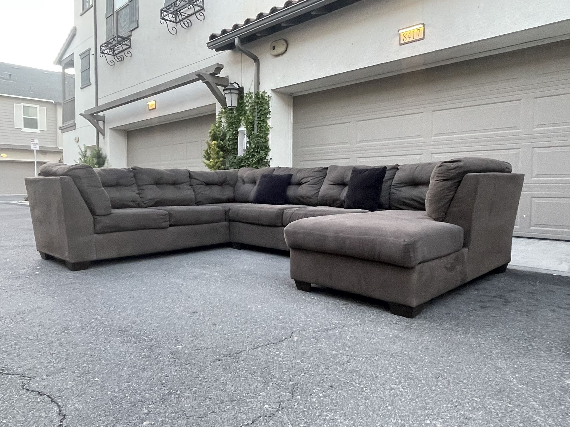 Huge Dark Grey Sectional Couch Sofa From Ashley Furniture In Excellent Condition - FREE DELIVERY 🚚