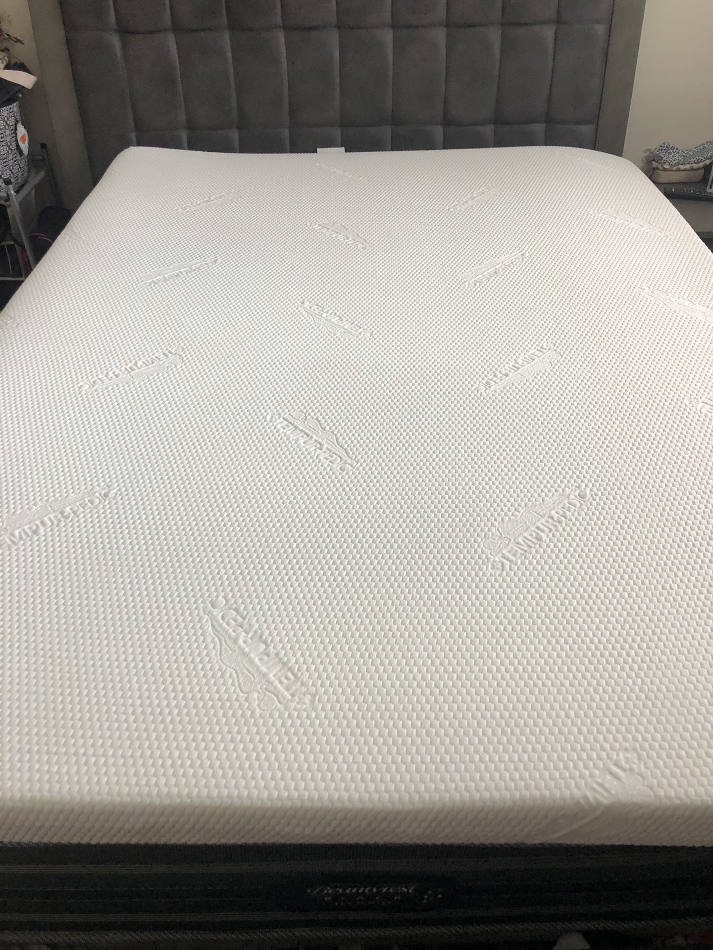 LIKE NEW QUEEN SIZE Tempurpedic 3inch Memory Foam Mattress Topper for Sale in HALNDLE BCH, FL