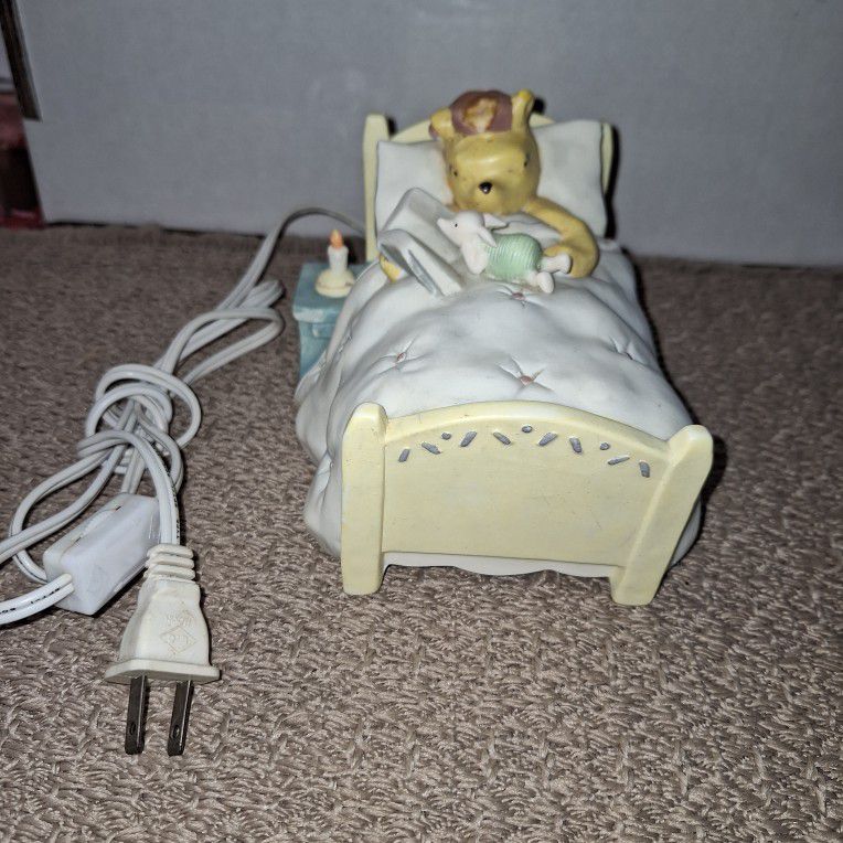CHARPENTE DISNEY CLASSIC WINNIE THE POOH IN BED NIGHT LIGHT #65032 -  HAND PAINTED

