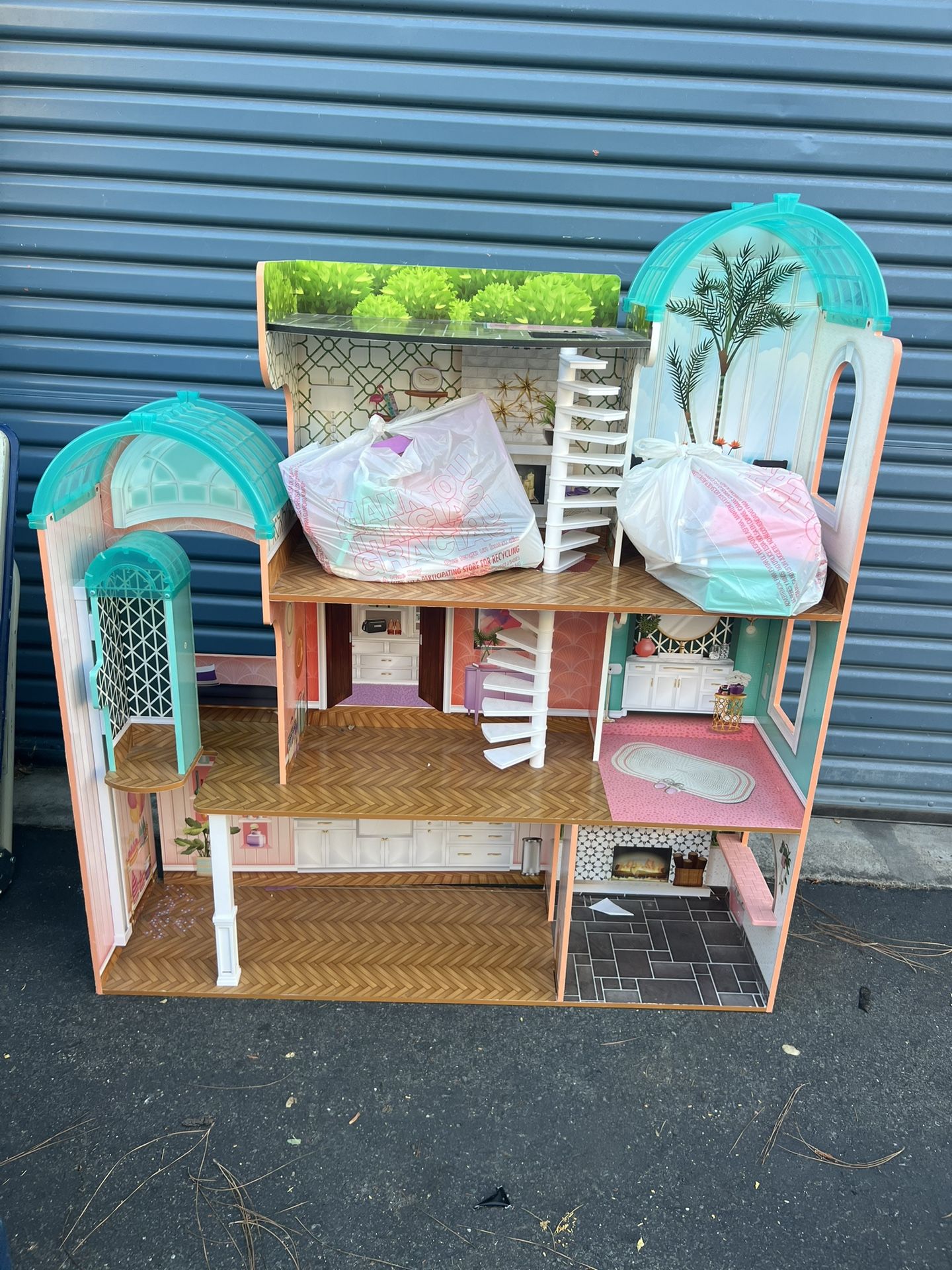 Extra Large Doll / Barbie House