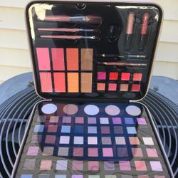 MAKEUP KIT FOR WOMEN 