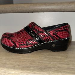 New Koi Sanita Clogs Size 37 Red Snakeskin Print