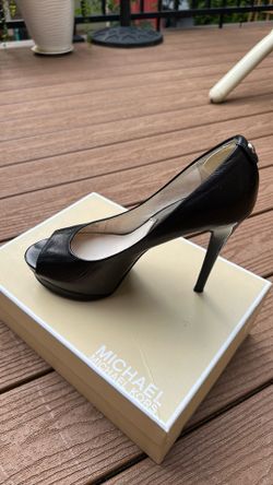 Woman’s shoes size 9  Michael Kors