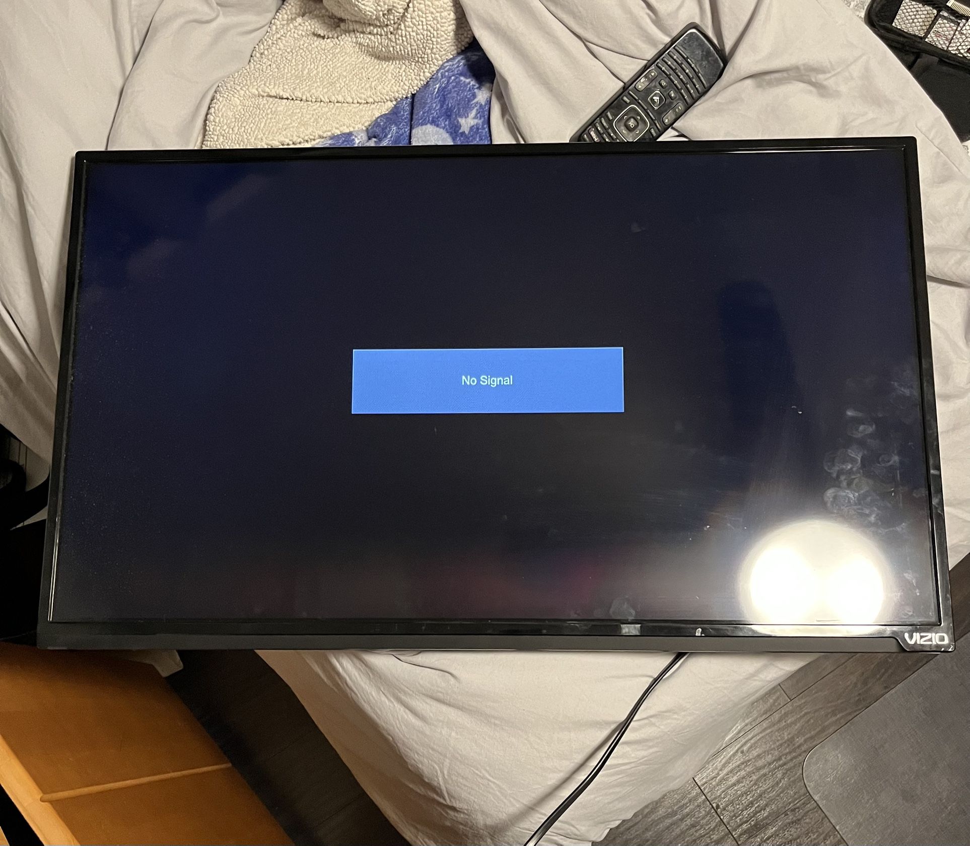 VIZIO 32” TV W/ REMOTE (READ DESCRIPTION)