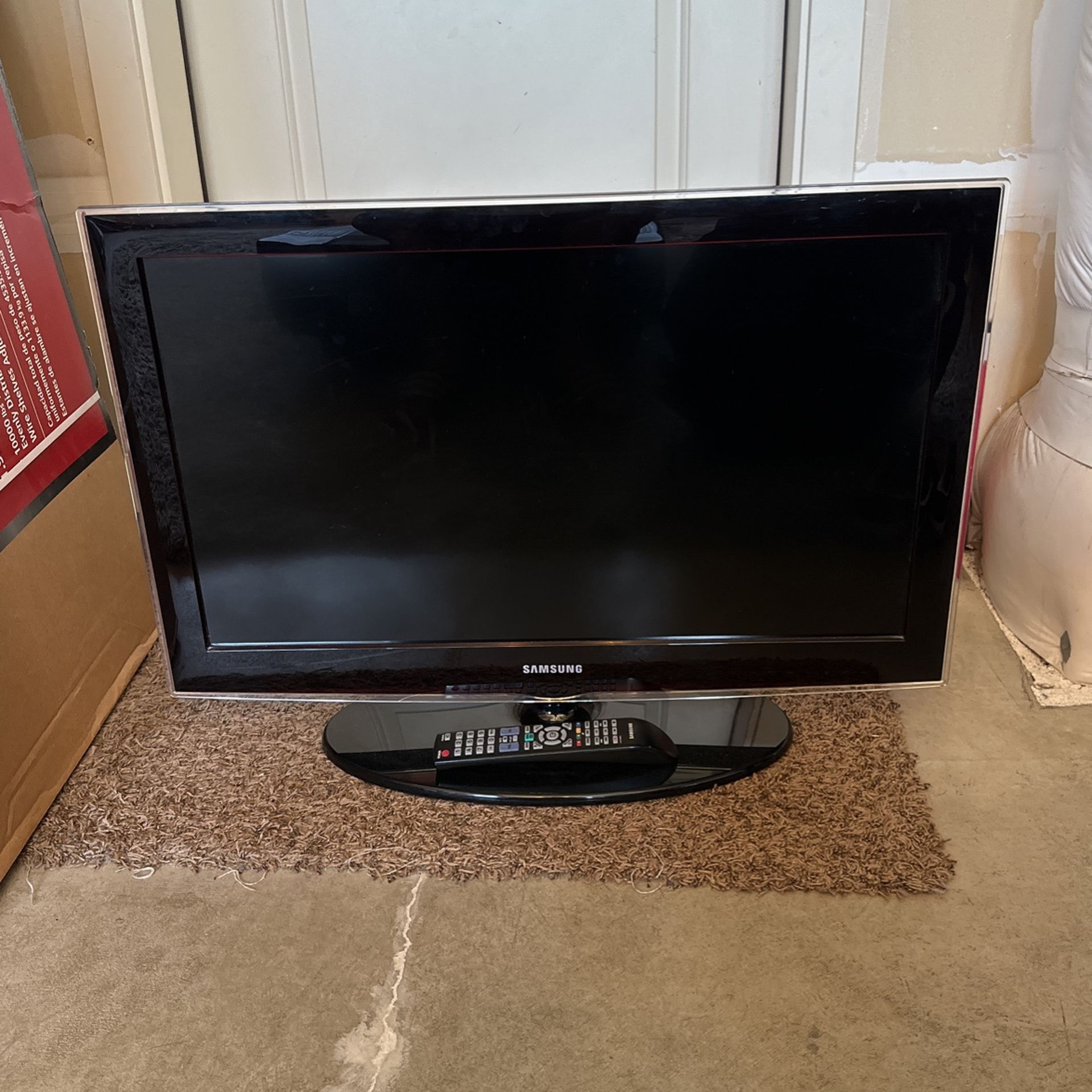 Samsung 32 Inch Flat Screen TV