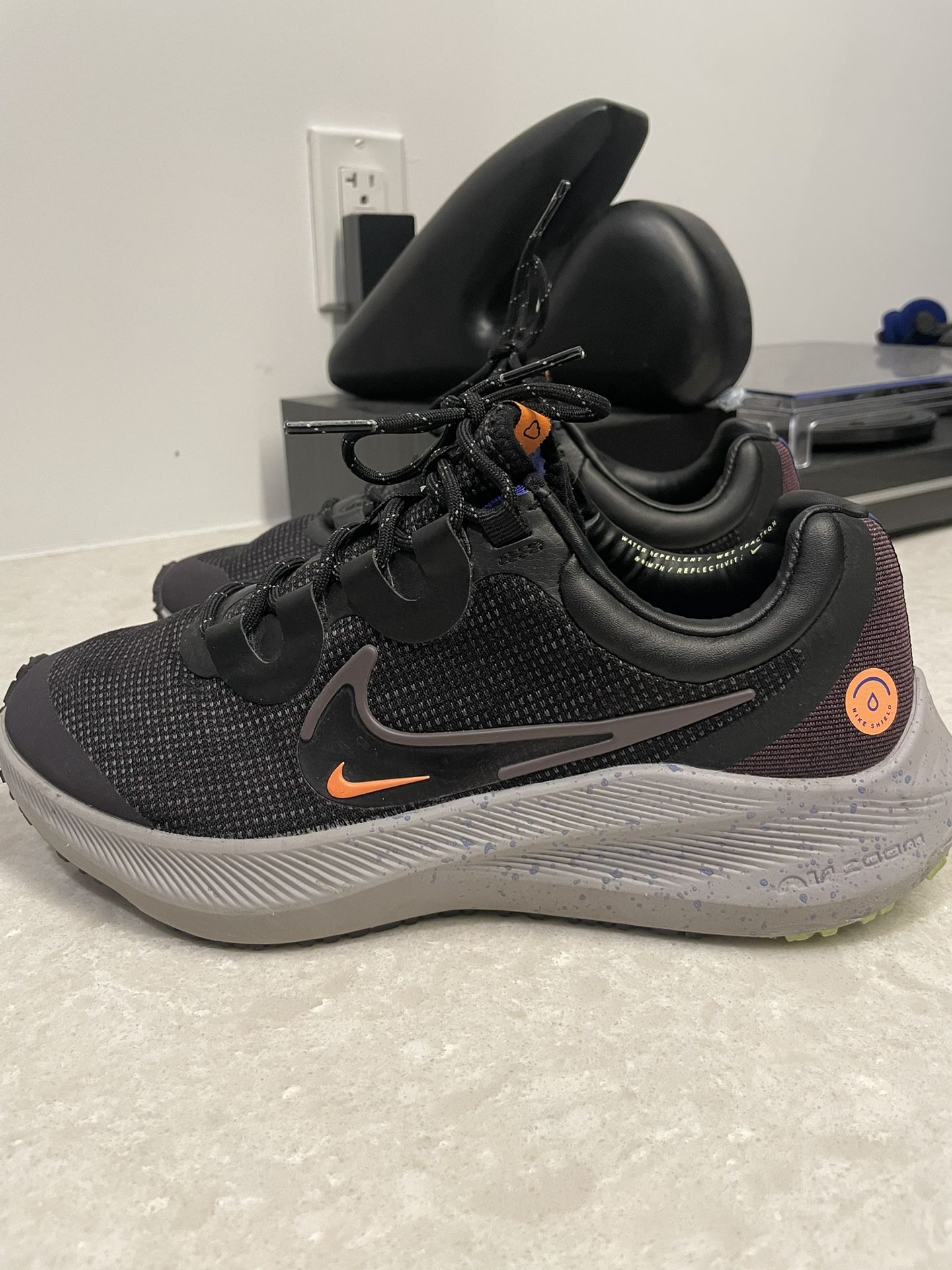 Nike Zoom Winflo 8 Shield Black Running Shoes DC3730-002 Women Size 8