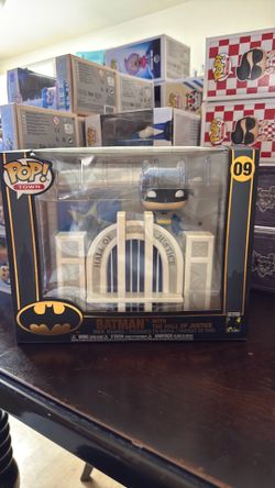 Batman w/ hall of justice