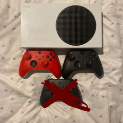 Xbox Series S 2 Controllers