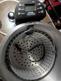 Master built turkey fryer and seafood kettle