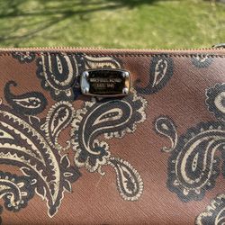 MICHAEL KORS Large  Print brown  Wristlet