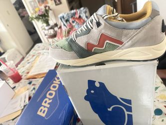 Karhu sneakers size 7.5 unisex