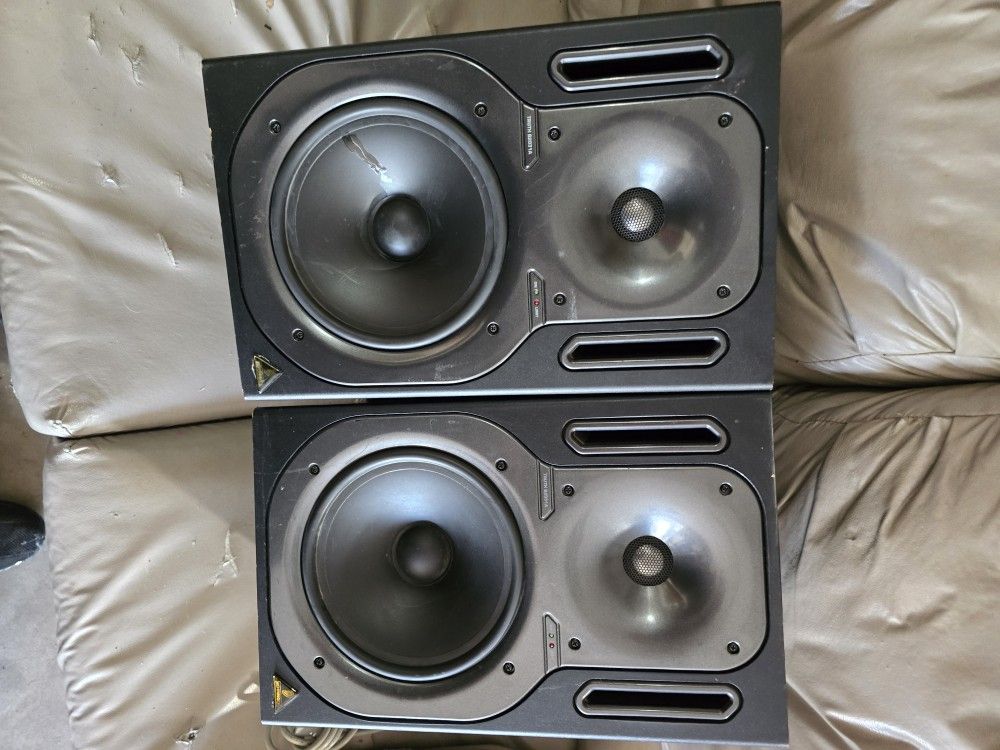 2 Behringer Truth B2031A 8.75" 375 watt Powered Studio Monitors