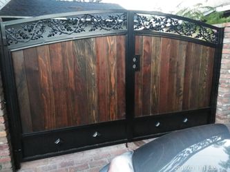 Puerta de metal y madera