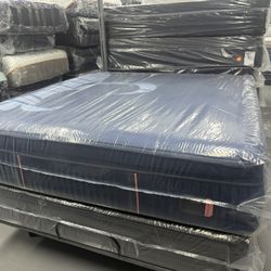 KING SIZE STEARNS & FOSTER RESERVE (FIRM) PILLOW TOP MATTRESS & BOX SPRINGS BED SET