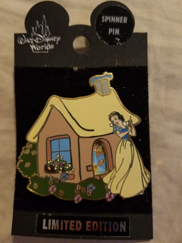 Disney snow white pin