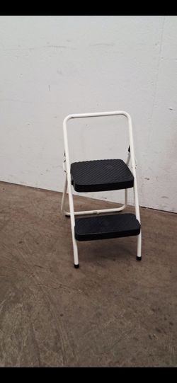 Foldup step stool pickup 3-8:30 pm rainbow/charleston cash only moving sale