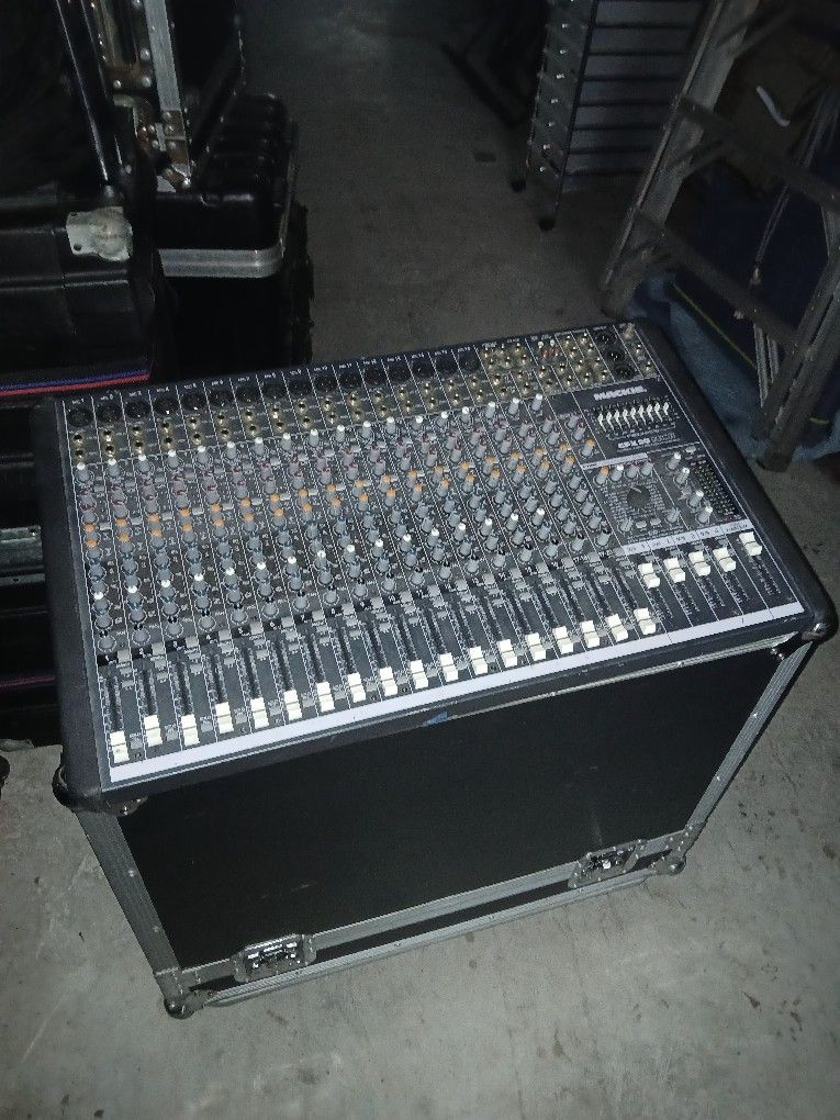 Mackie CFX20MKII MIXER.