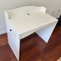 FREE Kids’ White Desk – Drawing, Homework, Craft Station