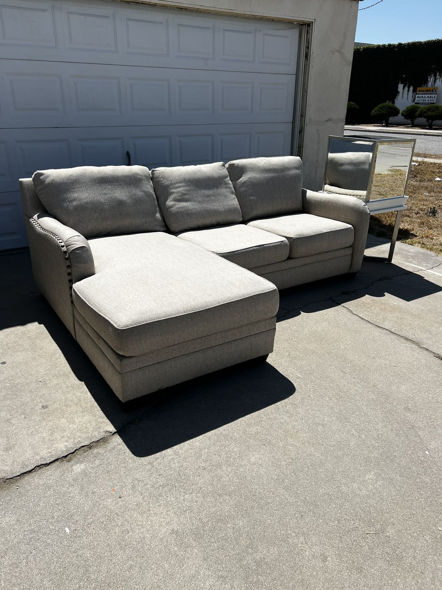 Beige Sectional Couche