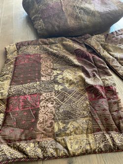 Queen comforter 🛏 and Two pillow covers
