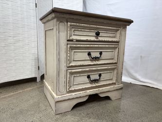 ASHLEY Realyn 27″ 3 Drawer Charging Nightstand