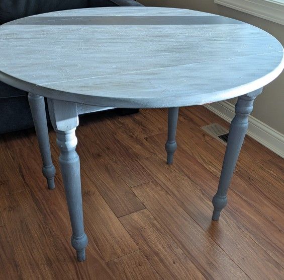 Round table 39" diameter & 28.5" wide