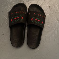  Gucci Flip-flops  Used 
