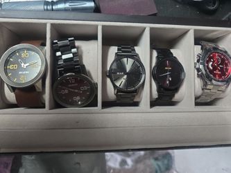 4 Nixon watches