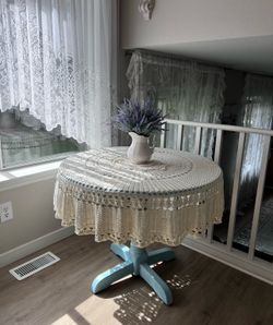 FREE Round table (handmade print)
